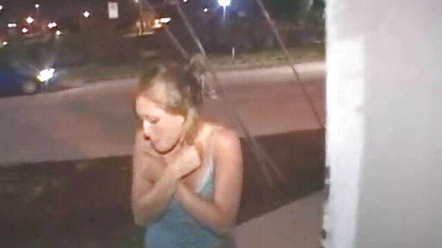 Kokybiškas :  Subrendusi blondinė pakliuvo į automobilį Seksualu video 