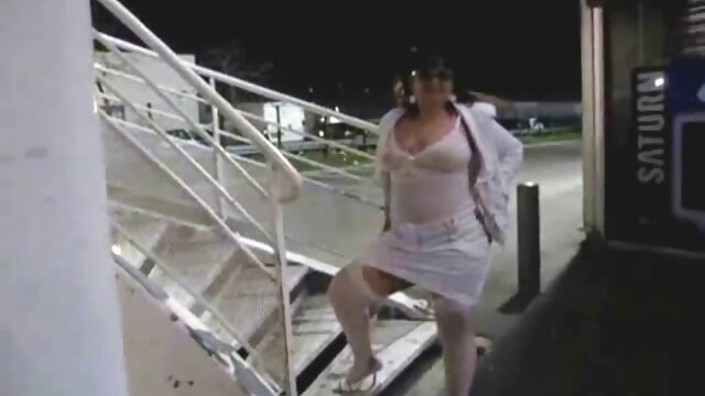 Kokybiškas :  Blondinė pakelia sijoną Seksualu video 