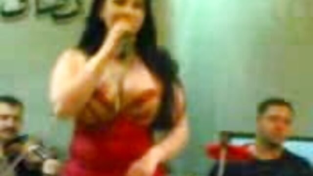 Kokybiškas :  Didelė asilė moteris sėdi ant gaidžio Seksualu video 