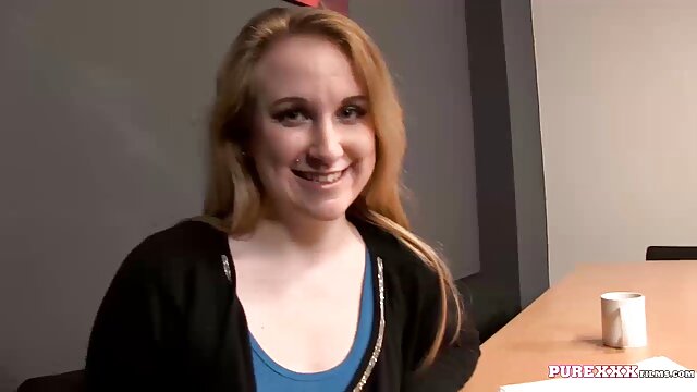Kokybiškas :  Brunetė su dideliais papais išsega Seksualu video 