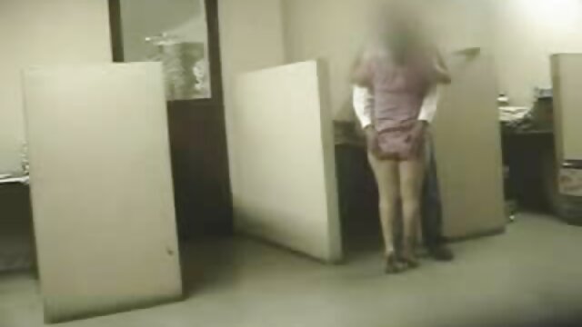 Kokybiškas :  Blondinė su netikrais papais pakyla Seksualu video 