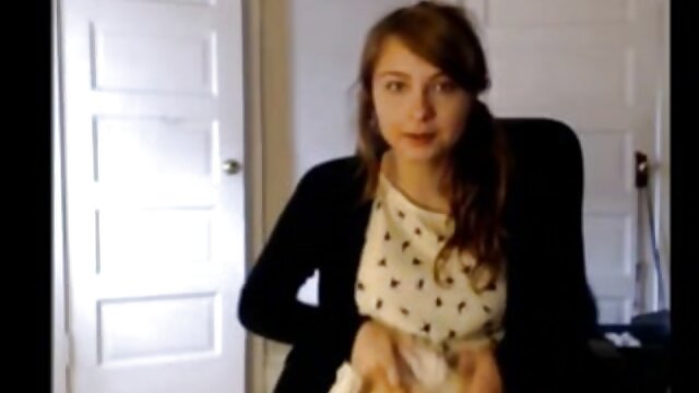 Kokybiškas :  Brunetė įsikiša ranką į kelnes Seksualu video 