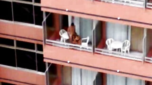 Kokybiškas :  Jaunas vaikinas su auskarų vėrimu juokiasi su tokia gražia mergina internetinėje kameroje Seksualu video 