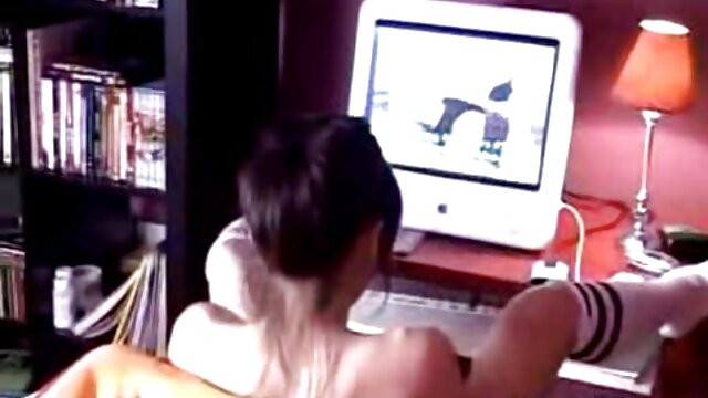 Kokybiškas :  Storas jauniklis erzina jos šiknuką Seksualu video 