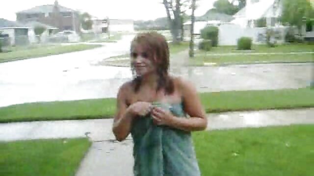 Kokybiškas :  Mielai atrodantis raudonplaukis paauglys apsinuogina ant kameros Seksualu video 