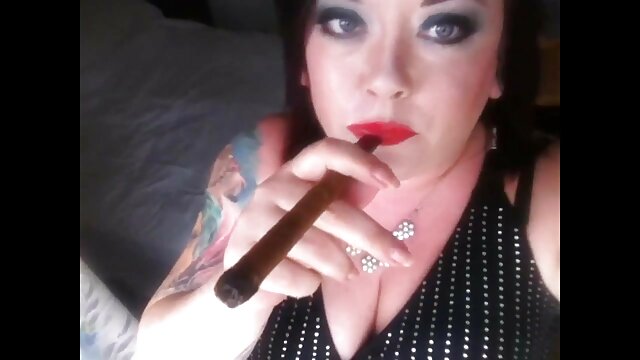 Kokybiškas :  Taigi graži brunetė milf žmona leidžia linksmintis su vyru, kai tėvai išvyksta Seksualu video 