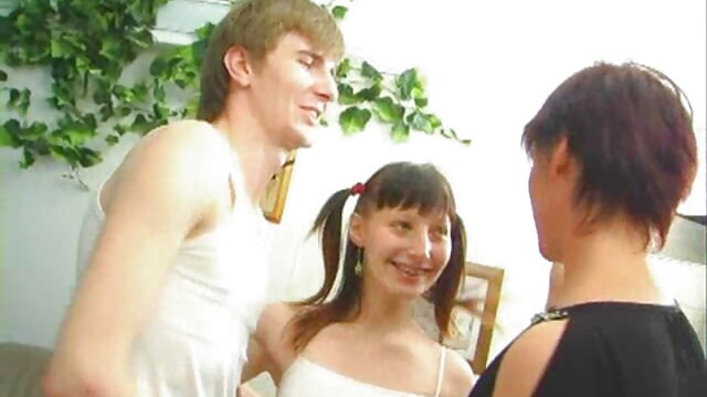 Kokybiškas :  Karšta maža apskretėlė nusileidžia ant dildo Seksualu video 