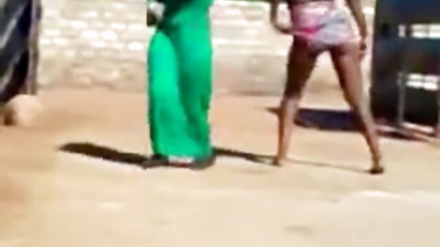 Kokybiškas :  Jauna mergina nusirengia Seksualu video 